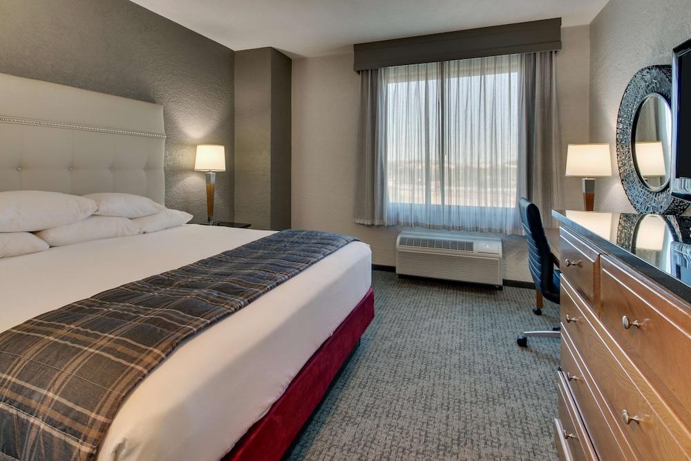 Drury Inn and Suites Phoenix Happy Valley 12/50
