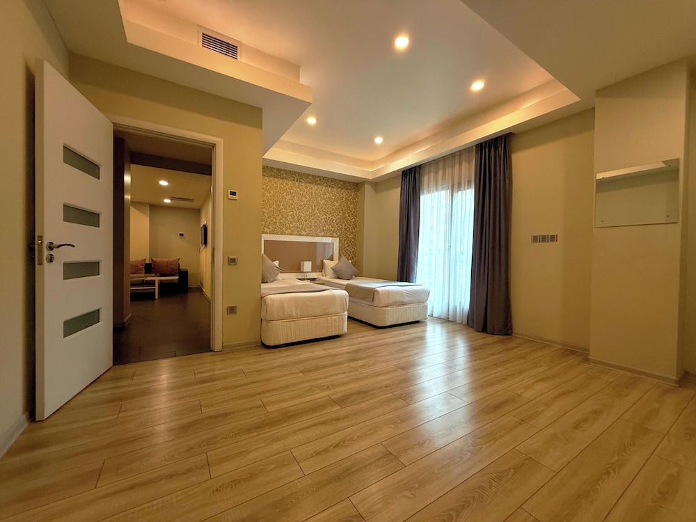 Hotel Diplomat Suites 24/44