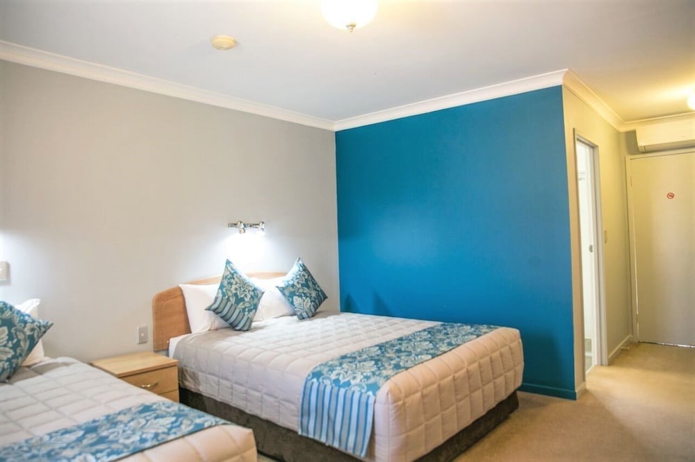GOSFORD PALMS MOTOR INN 19/62