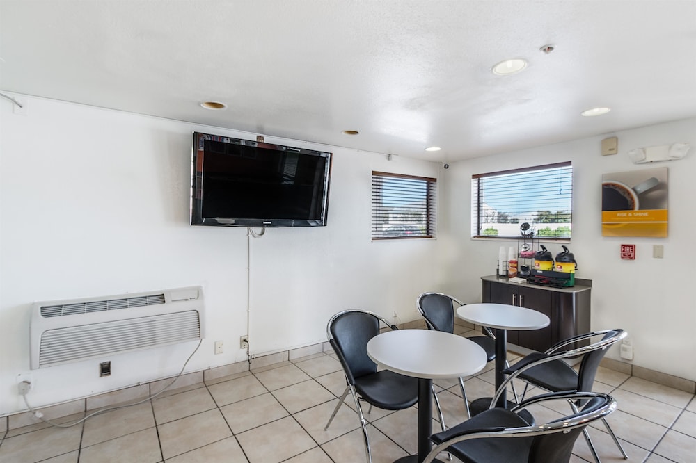 Motel6 San Marcos, TX - North 37/45
