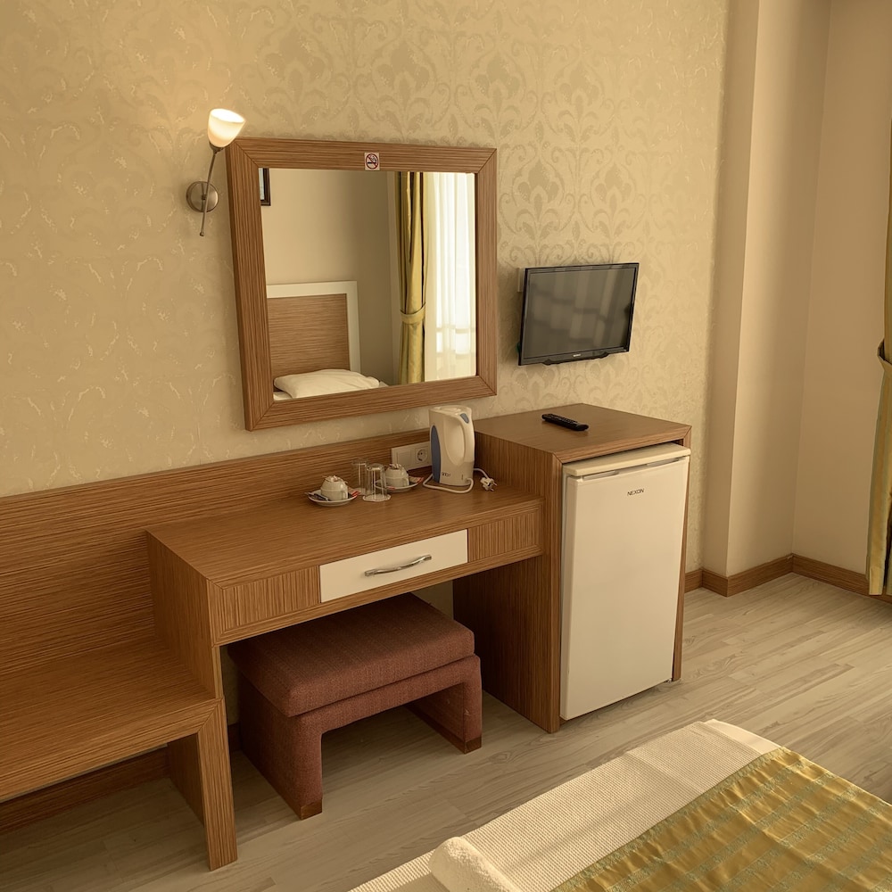 A Hotel Side 52/54