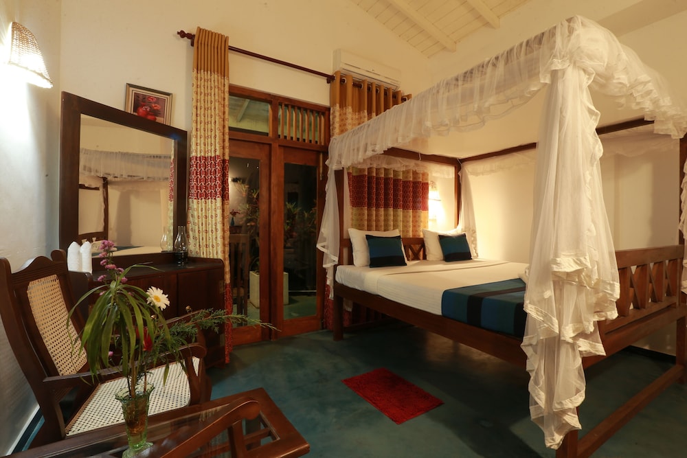 Baywatch Hotel 12/50