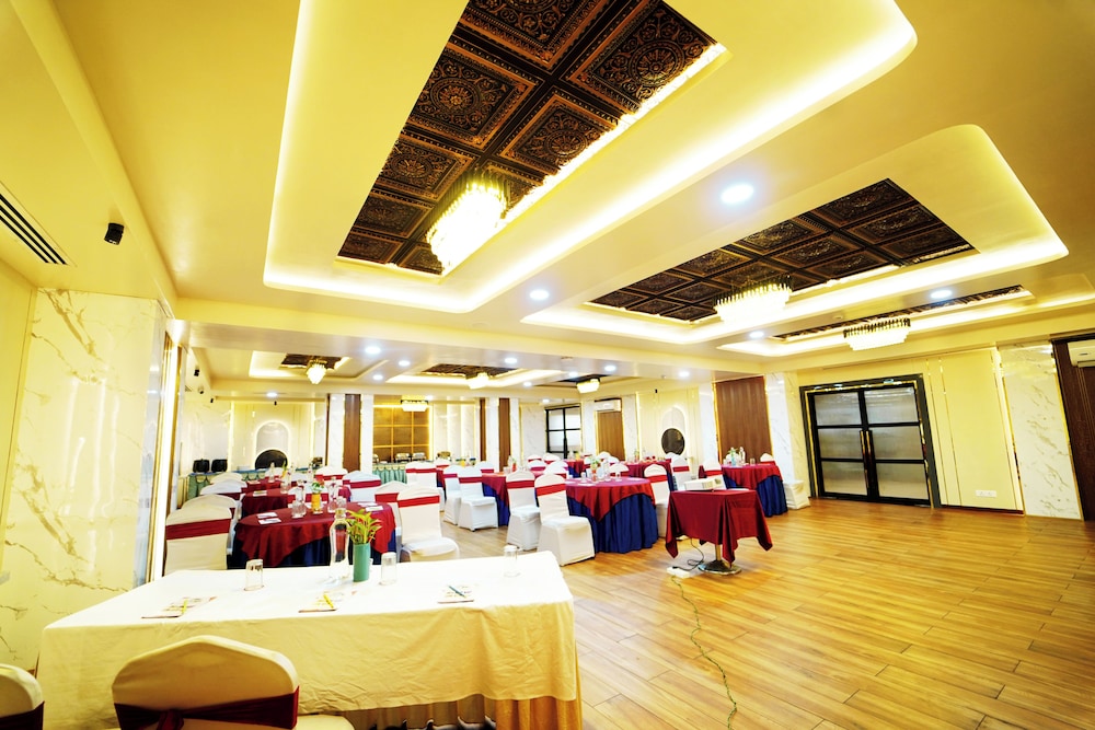 HOTEL EXCELLENCY 30/50