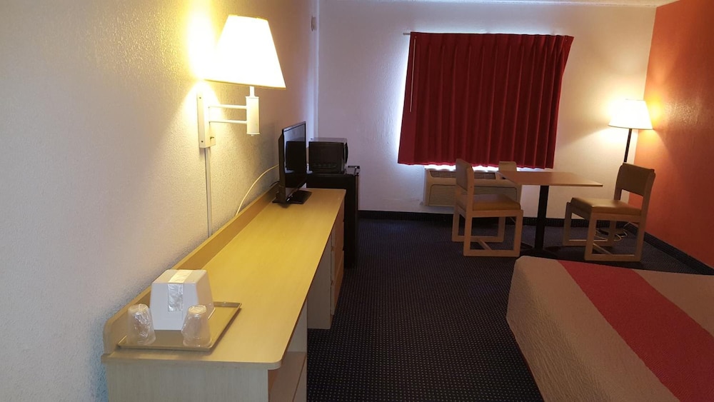 Red Carpet Inn 23/27