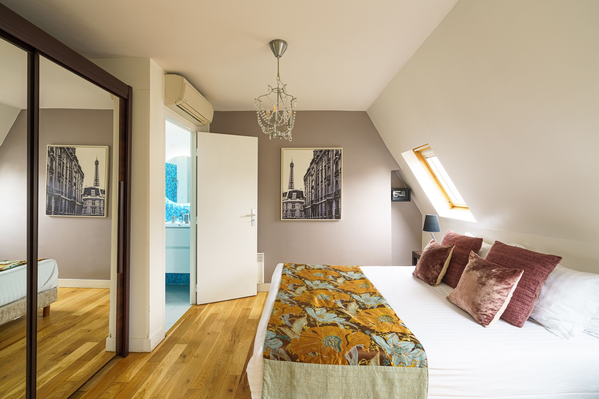 Charme, Apartment, Queen Bed, City View, Sofa