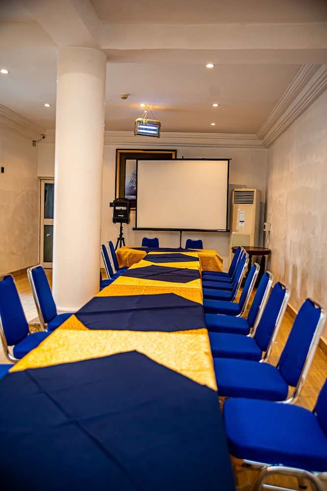 Caledonian Suites 24/63