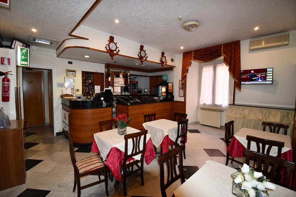 Hotel Ferrarese Roma 34/49