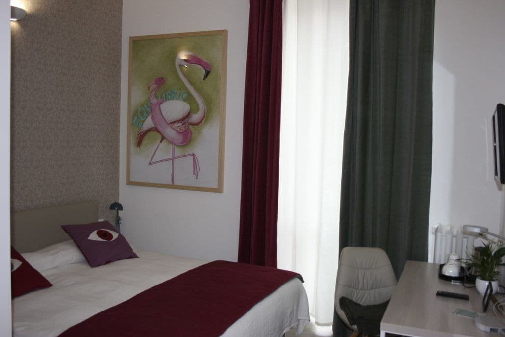 ROOM, SINGLE