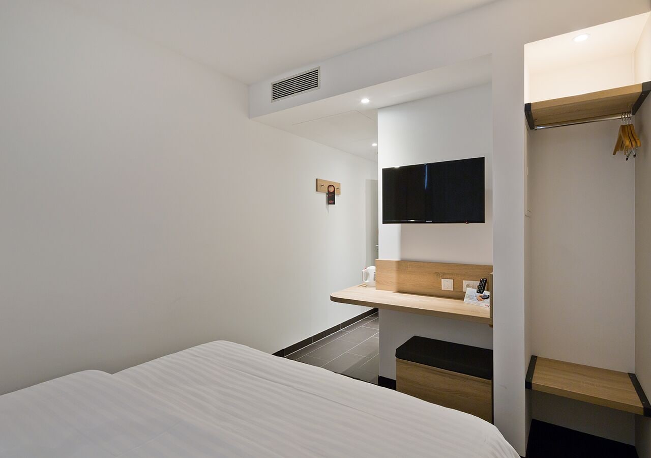 ROOM, DOUBLE BED