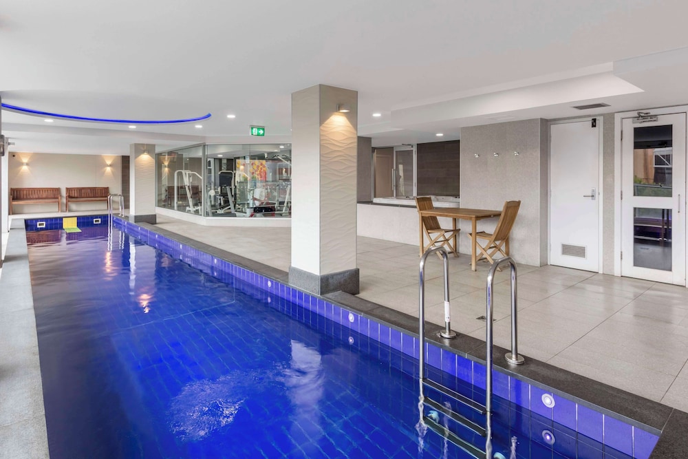Oaks Embassy Adelaide Suites 33/64