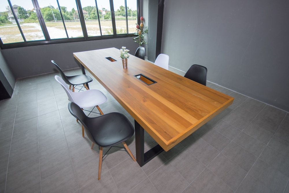 The Logbook Room And Cafe 21/25