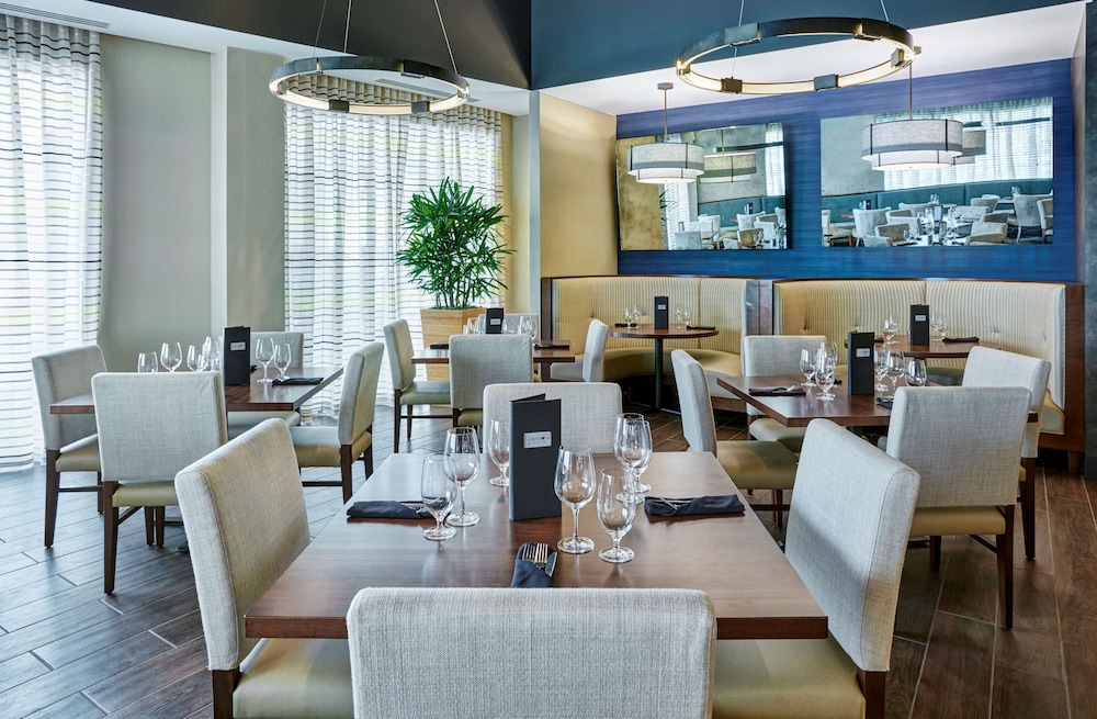 DOUBLETREE BY HILTON HOTEL CHARLOTTE 52/76