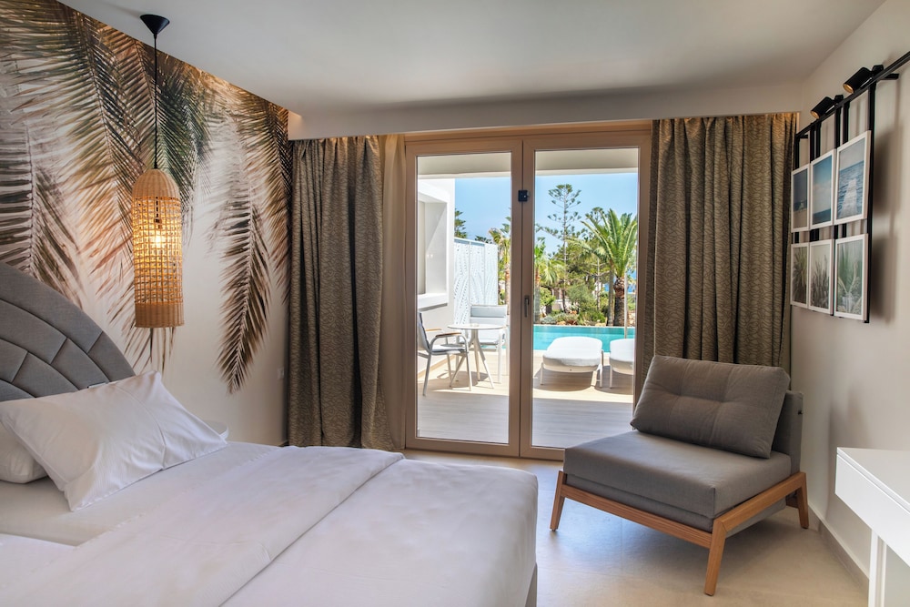 Bungalow, Queen Bed, Garden View, Shared Pool