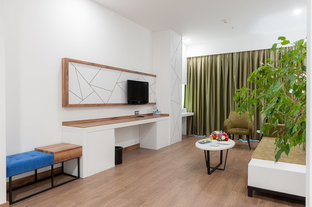 ISG Airport Hotel 37/63