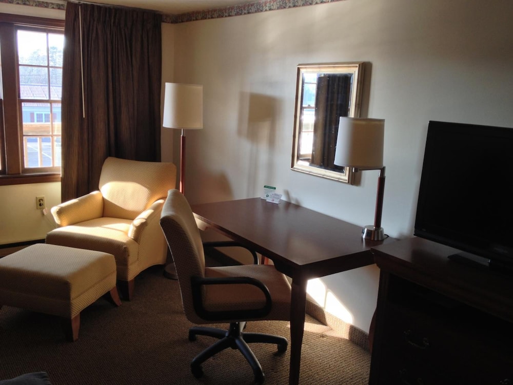 Holiday Hill Inn & Suites 52/61