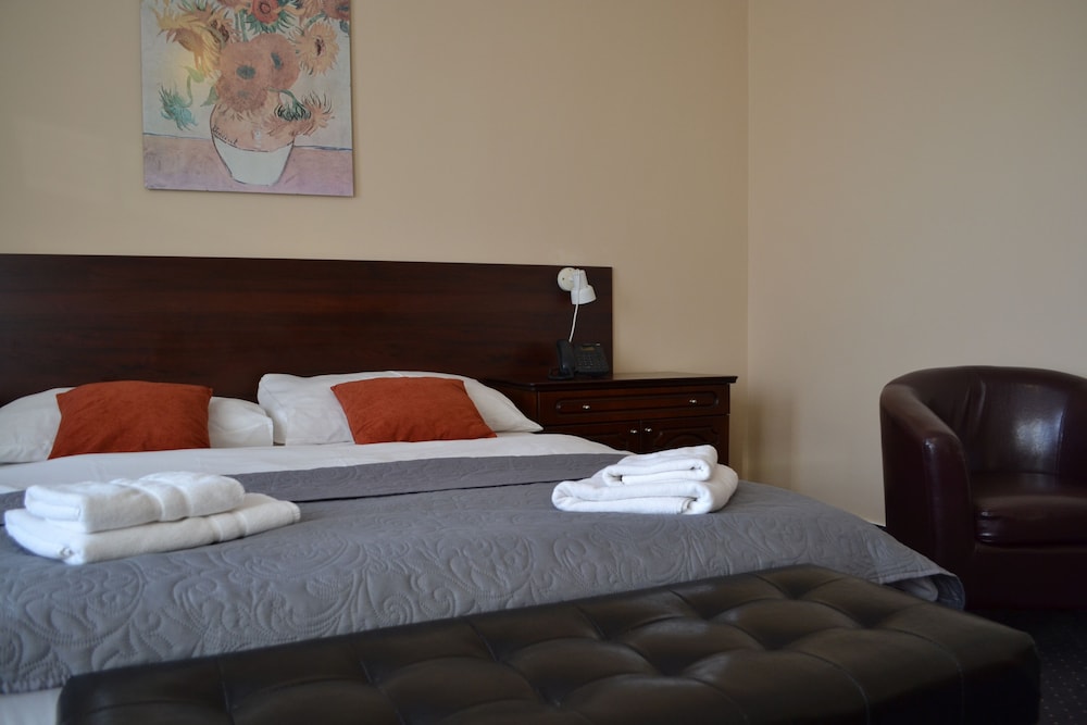Greenwood Hotel 7/50