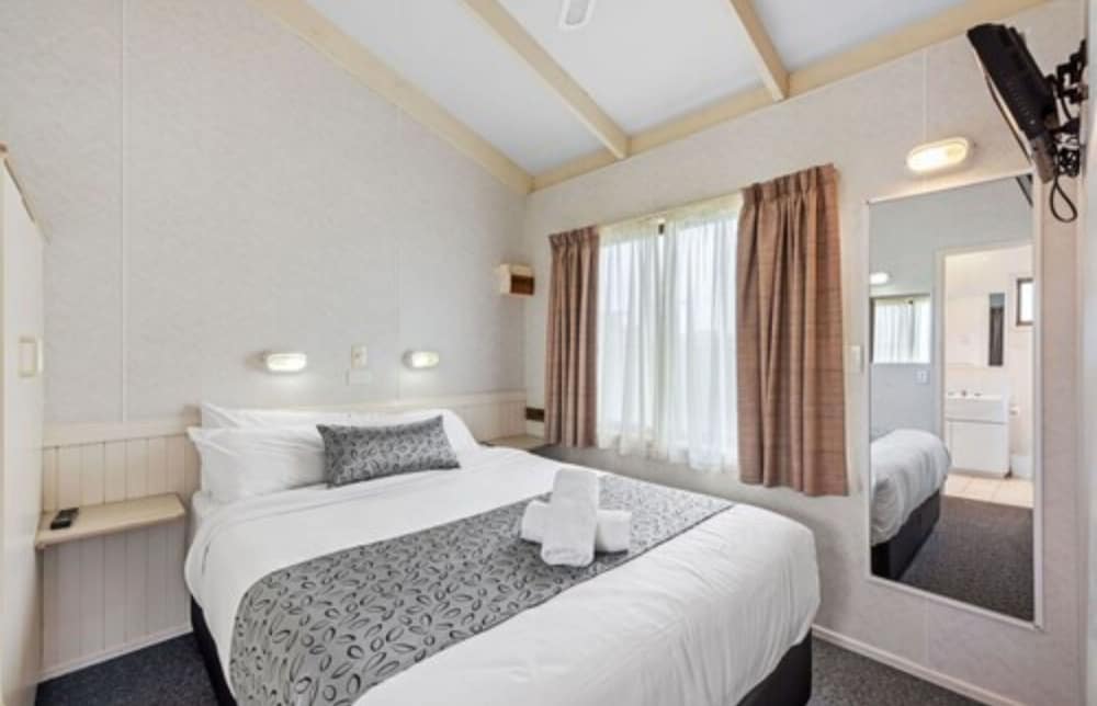 Spa, Superior, Cabin, Queen Bed