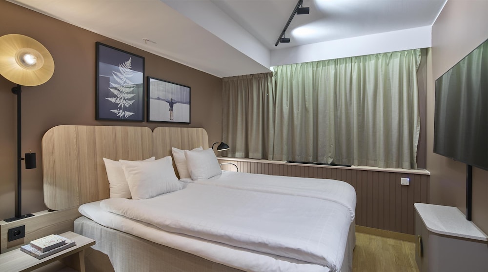 CABIN, QUEEN BED, NO WINDOW