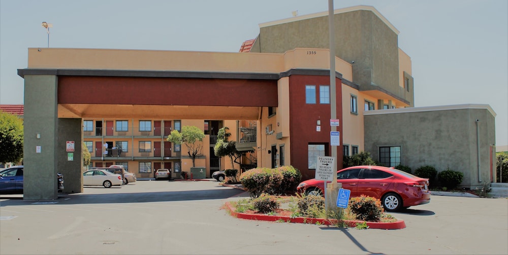 Rancho San Diego Inn and Suites (Ex SureStay Plus Hotel by Best Western El Cajon) 34/39