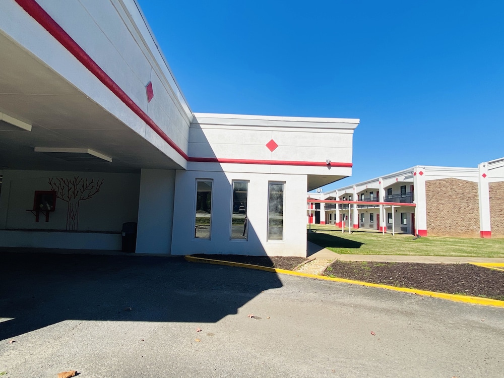 Travelers Place Inn & Suites 62/73