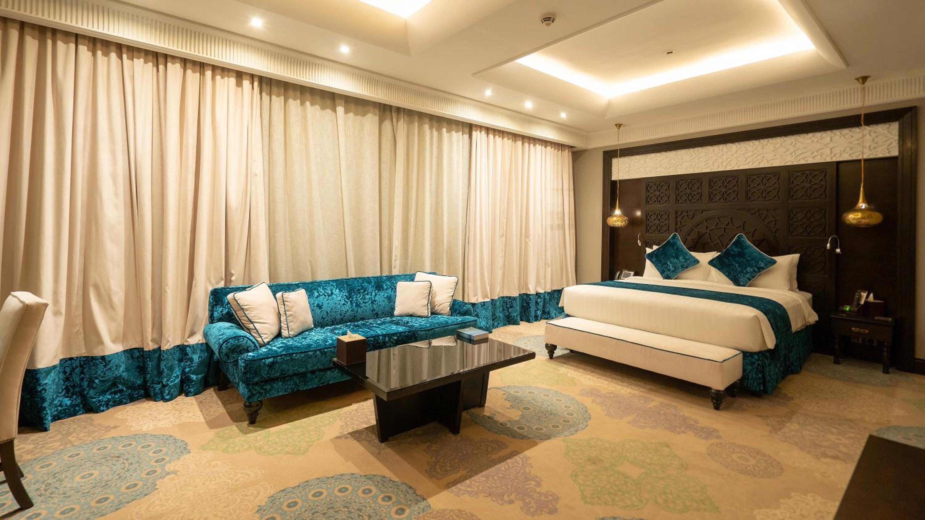 جناح ملكي بسرير كينج مع أريكة، فندق المشرق بوتيك(Al Mashreq Boutique Hotel) 2/2