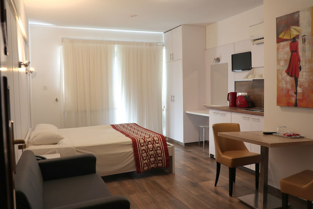 Layiotis Hotel Apartments 10/23