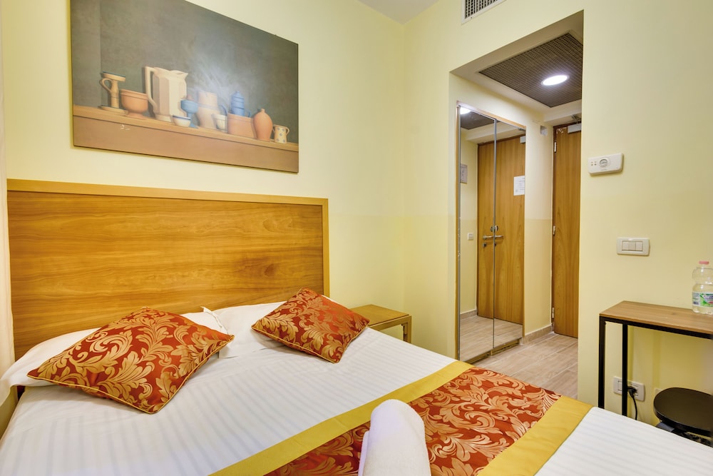 ROOM, SINGLE