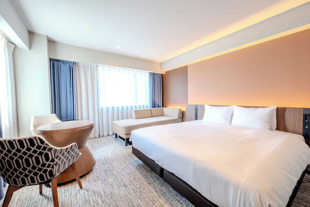Deluxe, 1 Queen and 1 Single Bed