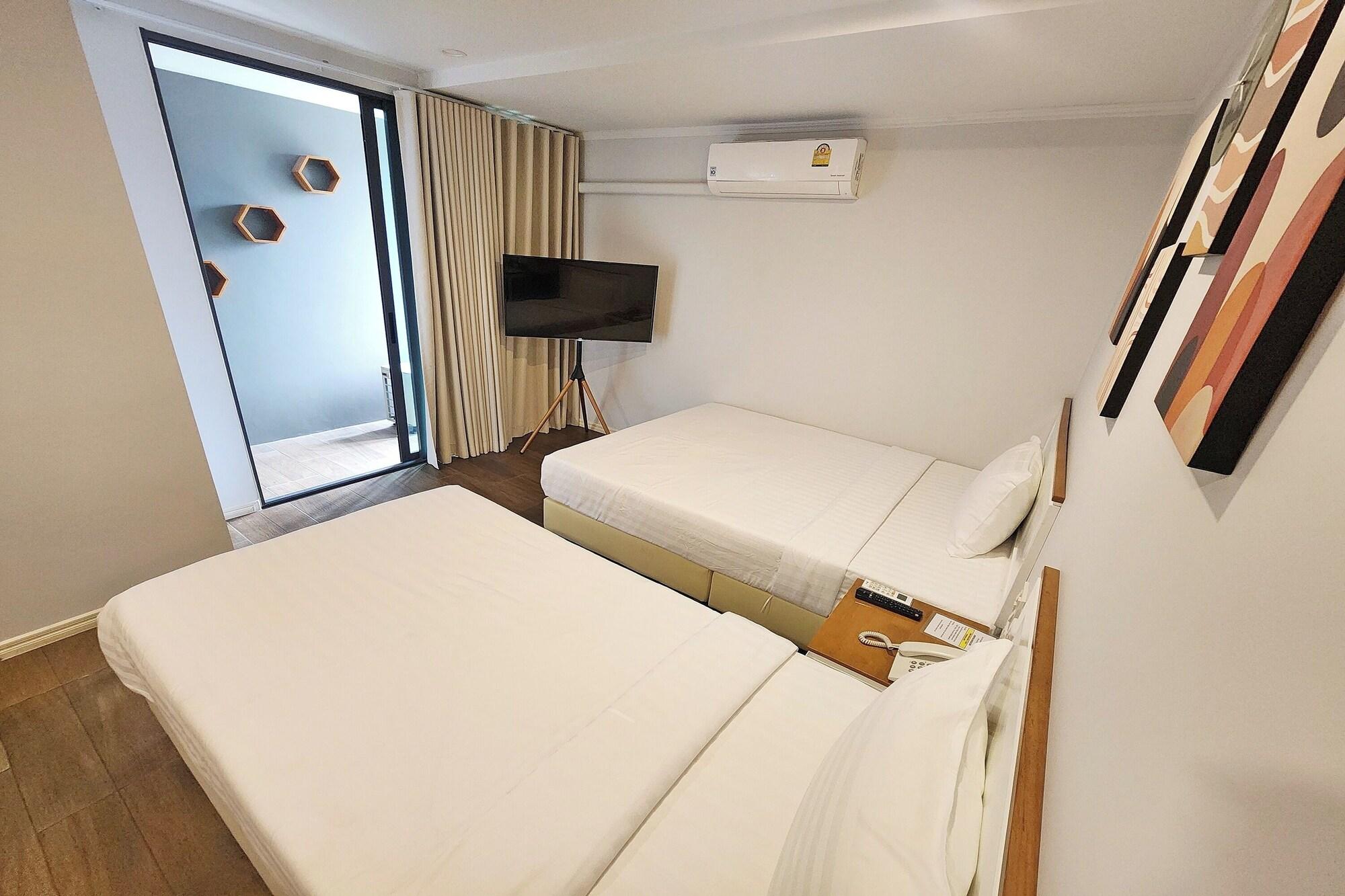 J Place Hotel by ZUZU 17/50