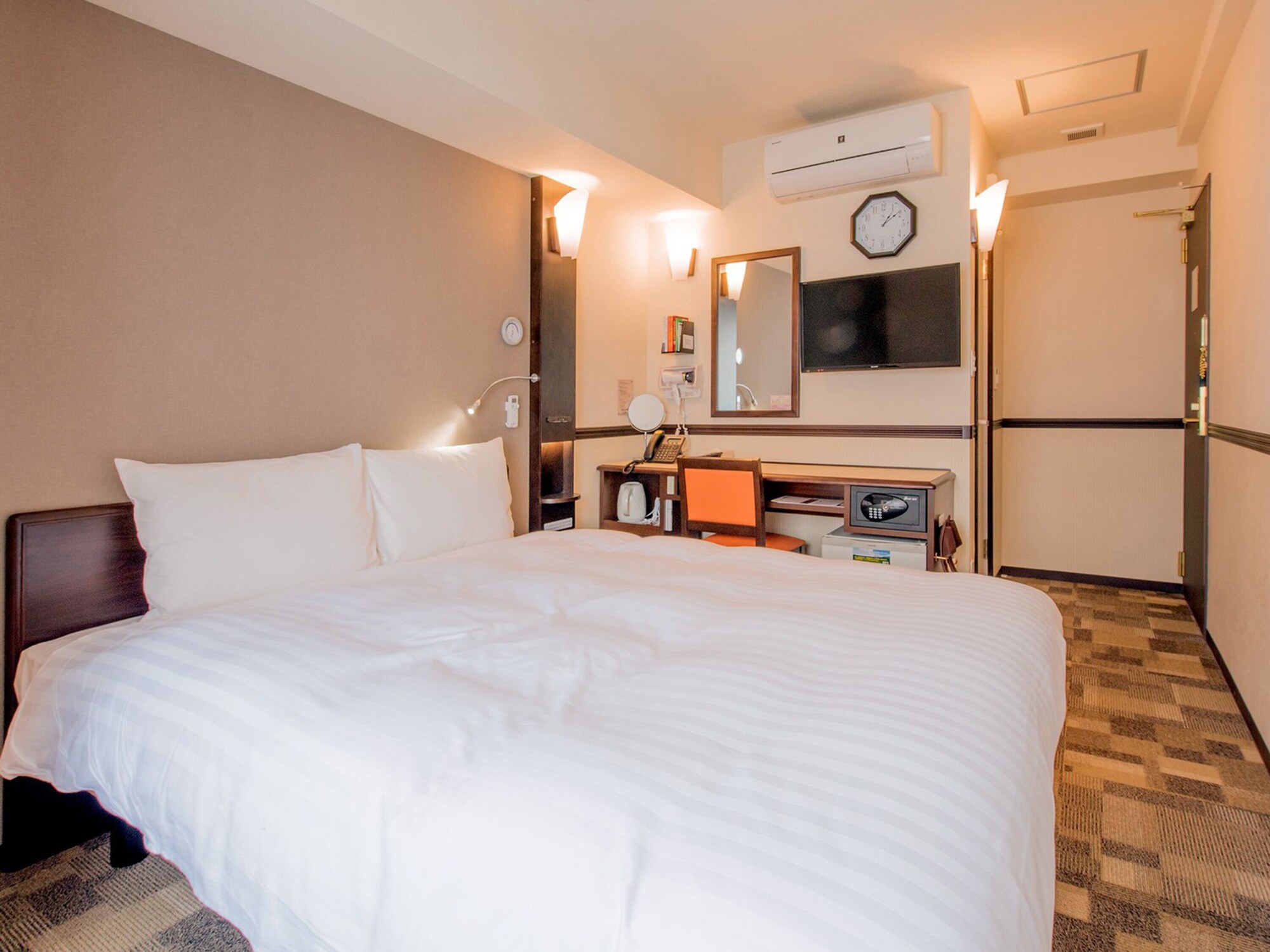 DELUXE, DOUBLE BED, SMOKING