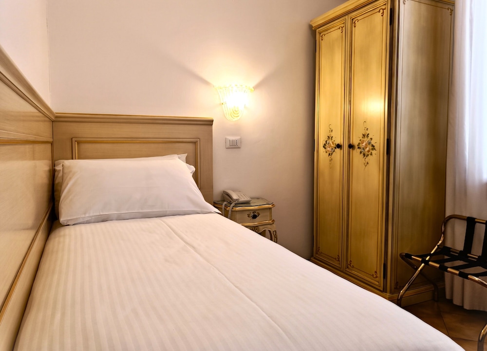 ROOM, SINGLE