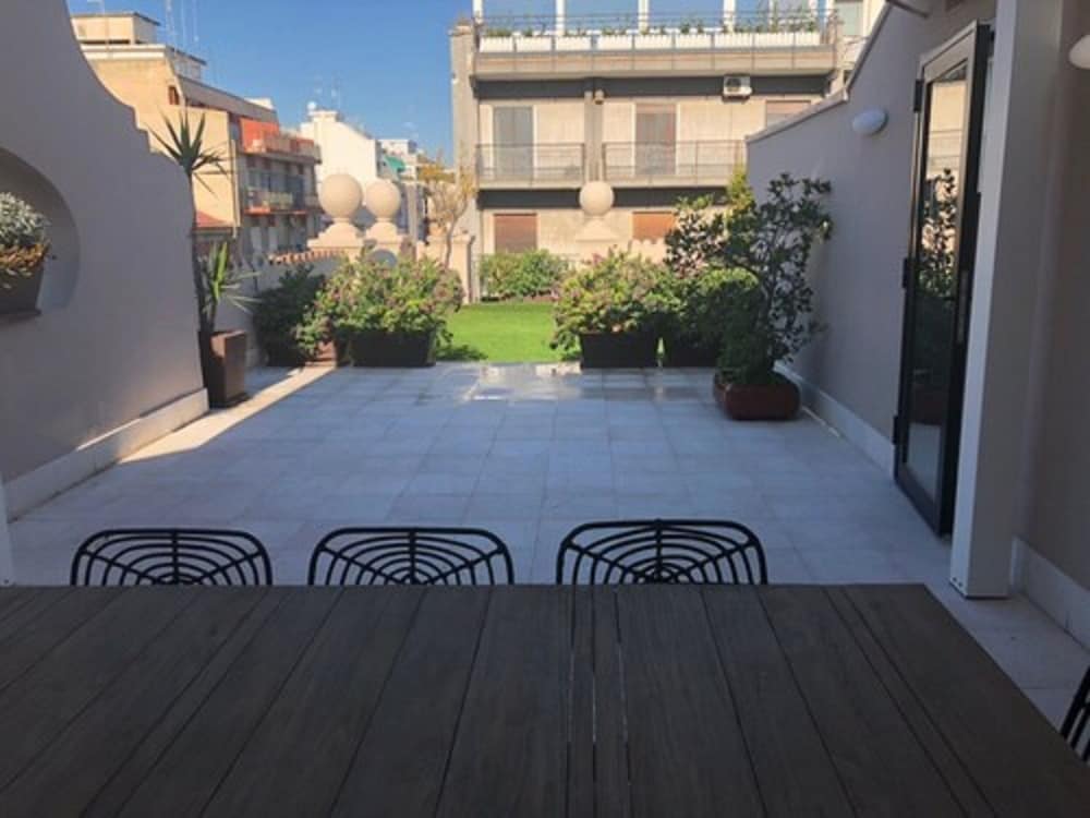 200 Rooms And Terrace 49/54