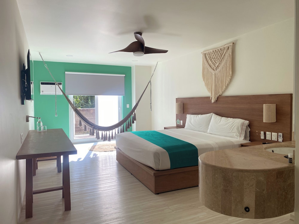 DELUXE, KING BED