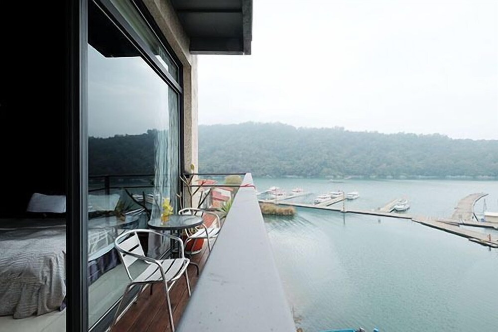 Lake View Hotel 36/47