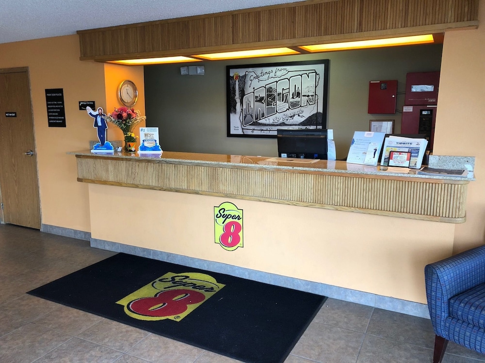 Super 8 by Wyndham LaGrande 3/36
