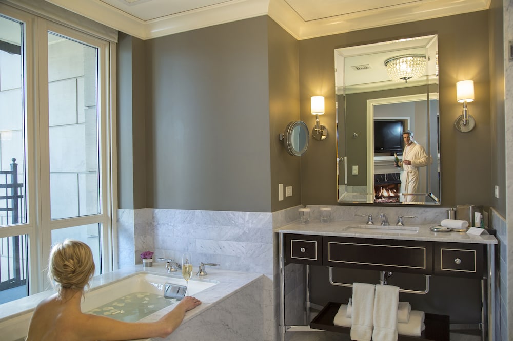 Waldorf Astoria Chicago 70/99