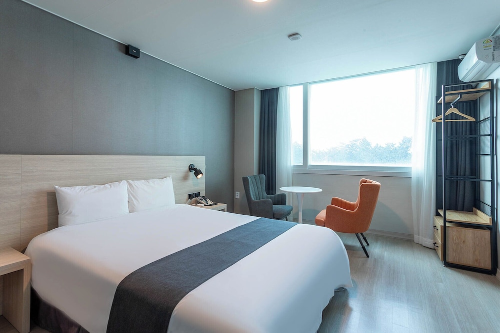 STANDARD, DOUBLE BED, PARTIAL LAKE VIEW