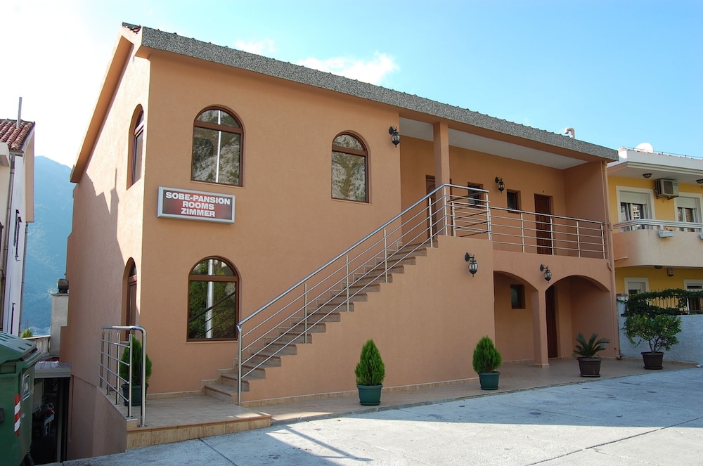 Apartments Dobrotski Dvori 1/64