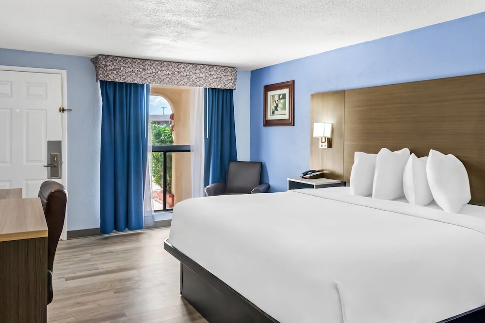 غرفة بسرير كينج، Travelodge by Wyndham Las Vegas NM 2/3