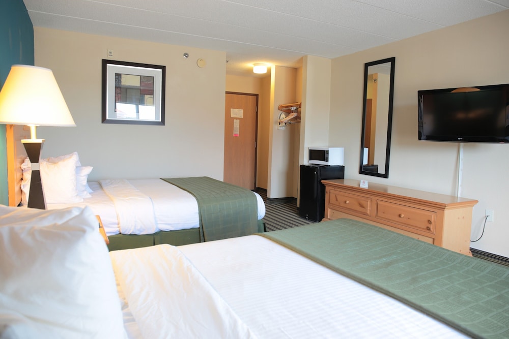 American Inn and Suites Peosta, IA 9/35