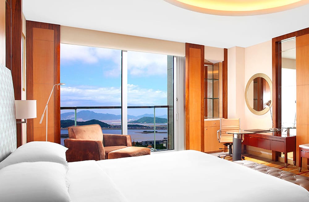 غرفة بسرير كينج بإطلالة على المدينة بشرفة، Sheraton Zhoushan Hotel 4/10