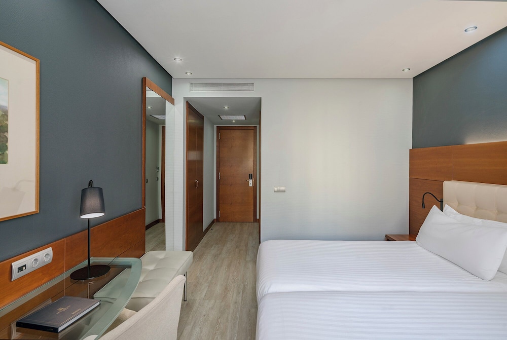 DELUXE, DOUBLE BED