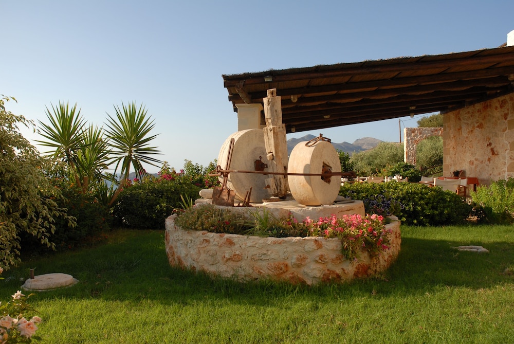Kavoussi Resort 35/50