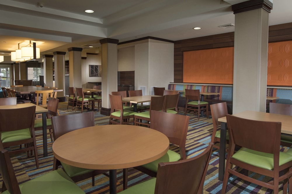Fairfield Inn And Suites Charleston North University Area 16/20