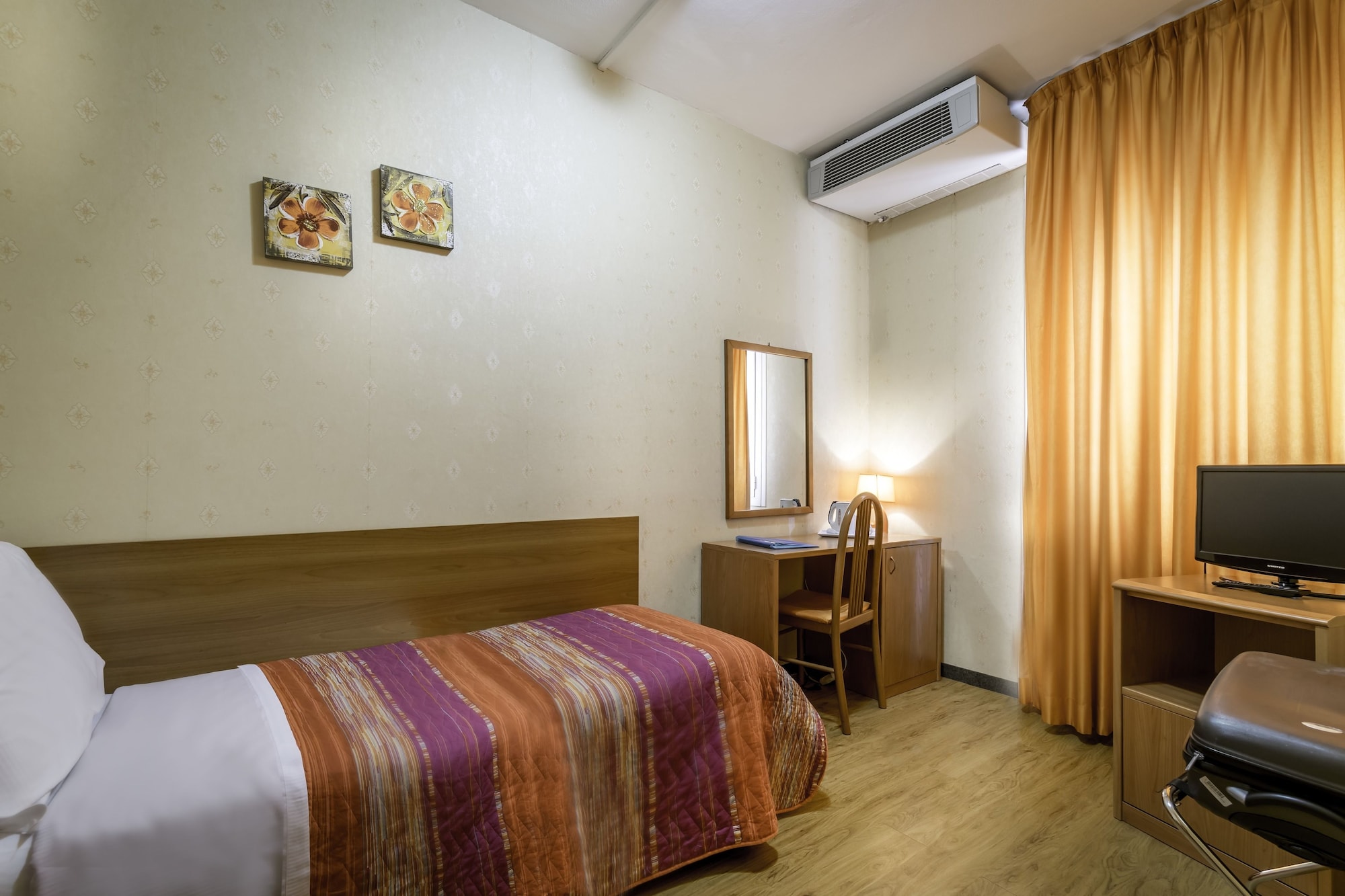 ROOM, SINGLE