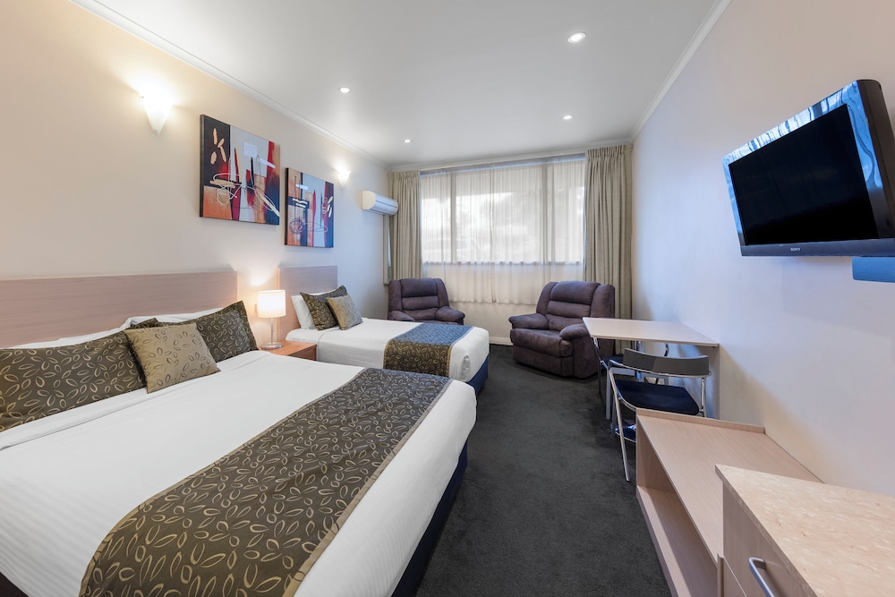EXECUTIVE, SUITE, 1 QUEEN AND 1 SINGLE BED