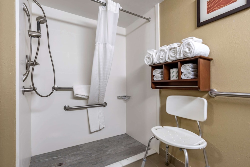 Comfort Inn & Suites Leeds I-20 18/18