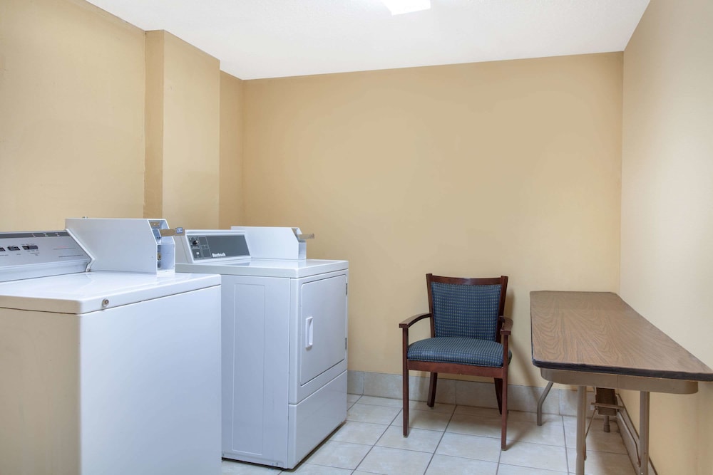 Days Inn by Wyndham Clinton Laurens I-26 25/26