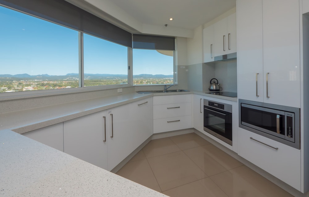 Burleigh Surf Apartments 9/77