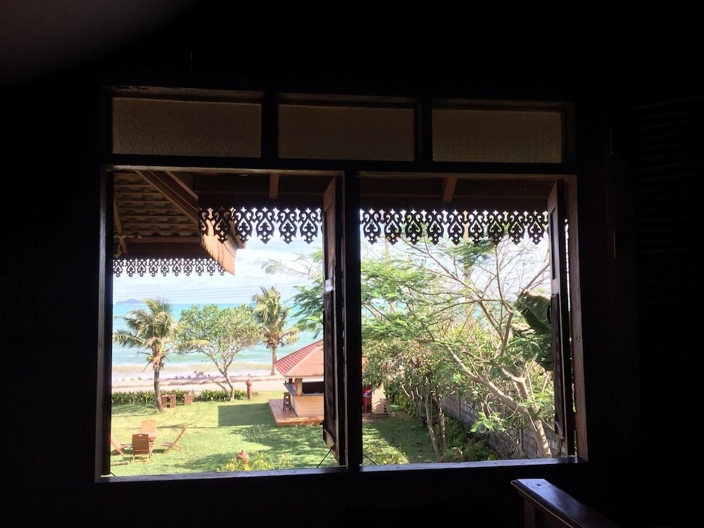Ruen Thai Rim Haad 49/53